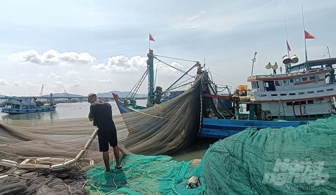 Tàu cá của ông Nguyễn Thanh Việt (phường 12, thành phố Vũng Tàu) cũng kéo lưới lên nằm bờ do giấy phép không đúng vùng khai thác. 