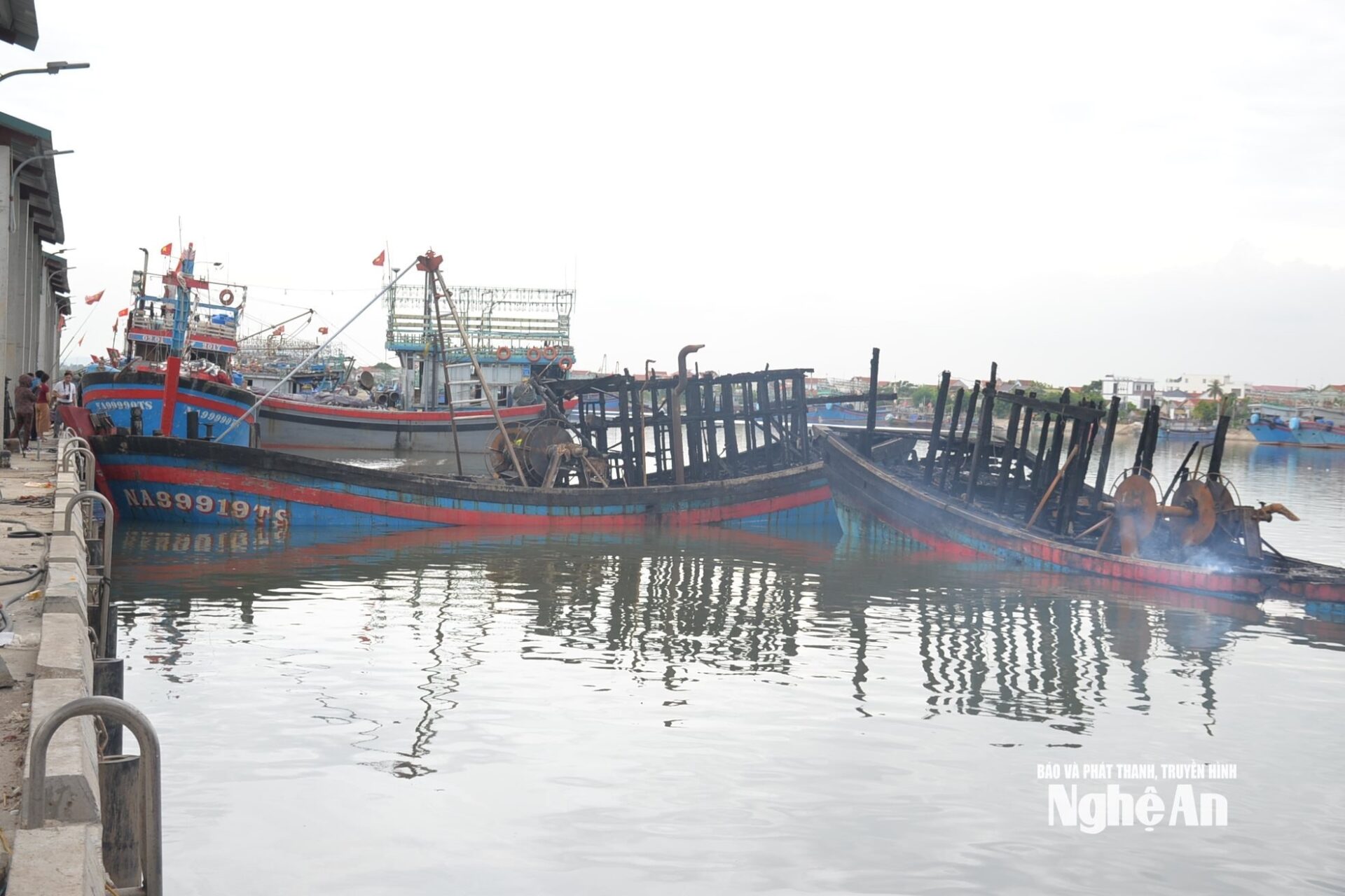 Vì sao ngư dân không mặn mà bảo hiểm tàu cá? Tàu cá bị cháy