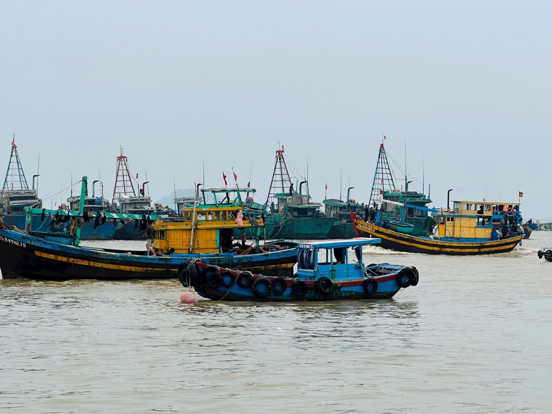 Tàu thuyền neo đậu cảng La Gi