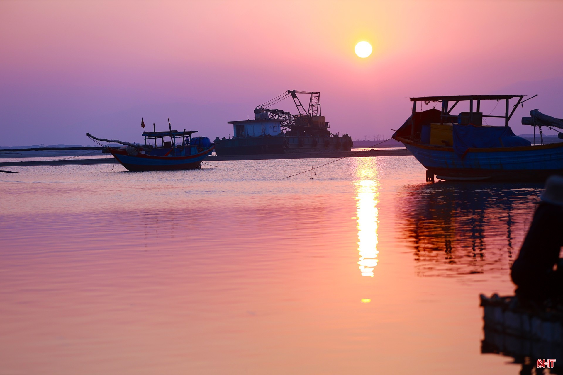 Khi mặt trời vừa chuyển ráng chiều, những tàu cá rộn rã trở về sau chuyến ra khơi. 