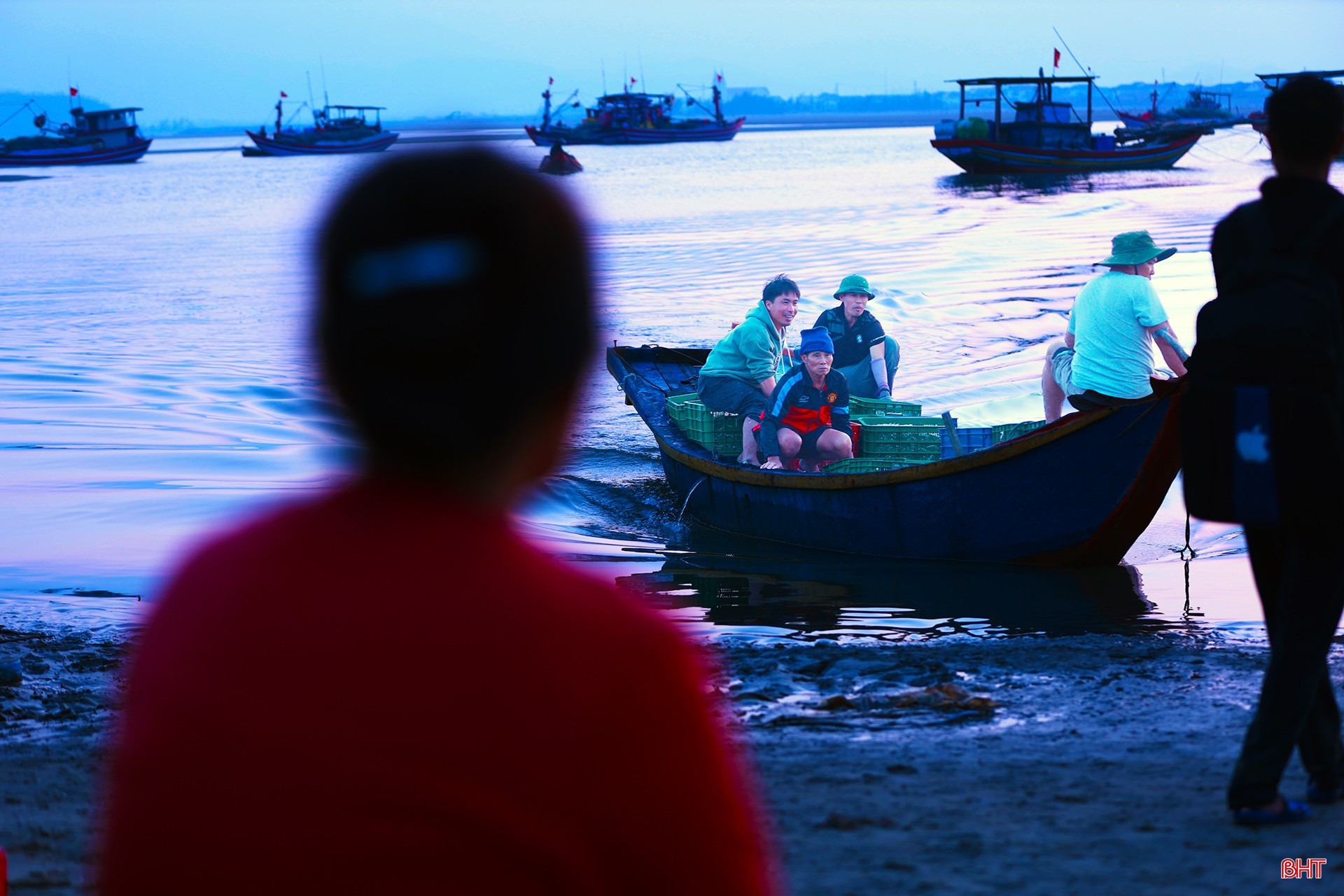 Sau một ngày đánh bắt, thuyền của anh Nguyễn Hải Trà (TDP Tam Hải 2, phường Hải Ninh) thu được hơn 7 tấn cá cơm. “Khoảng 4-5 ngày nay, biển lặng, thời tiết tốt nên bà con trúng đậm cá cơm. Thuyền chúng tôi gồm 4 bạn, ngày ít thì đánh bắt được 3-4 tấn, nhiều thì 7-8 tấn. Cá được nhập tươi tại bến với mức giá từ 12-15.000 đồng/kg, sau khi trừ chi phí chúng tôi còn thu nhập 50 - 60 triệu đồng...” - anh Trà phấn khởi nói.