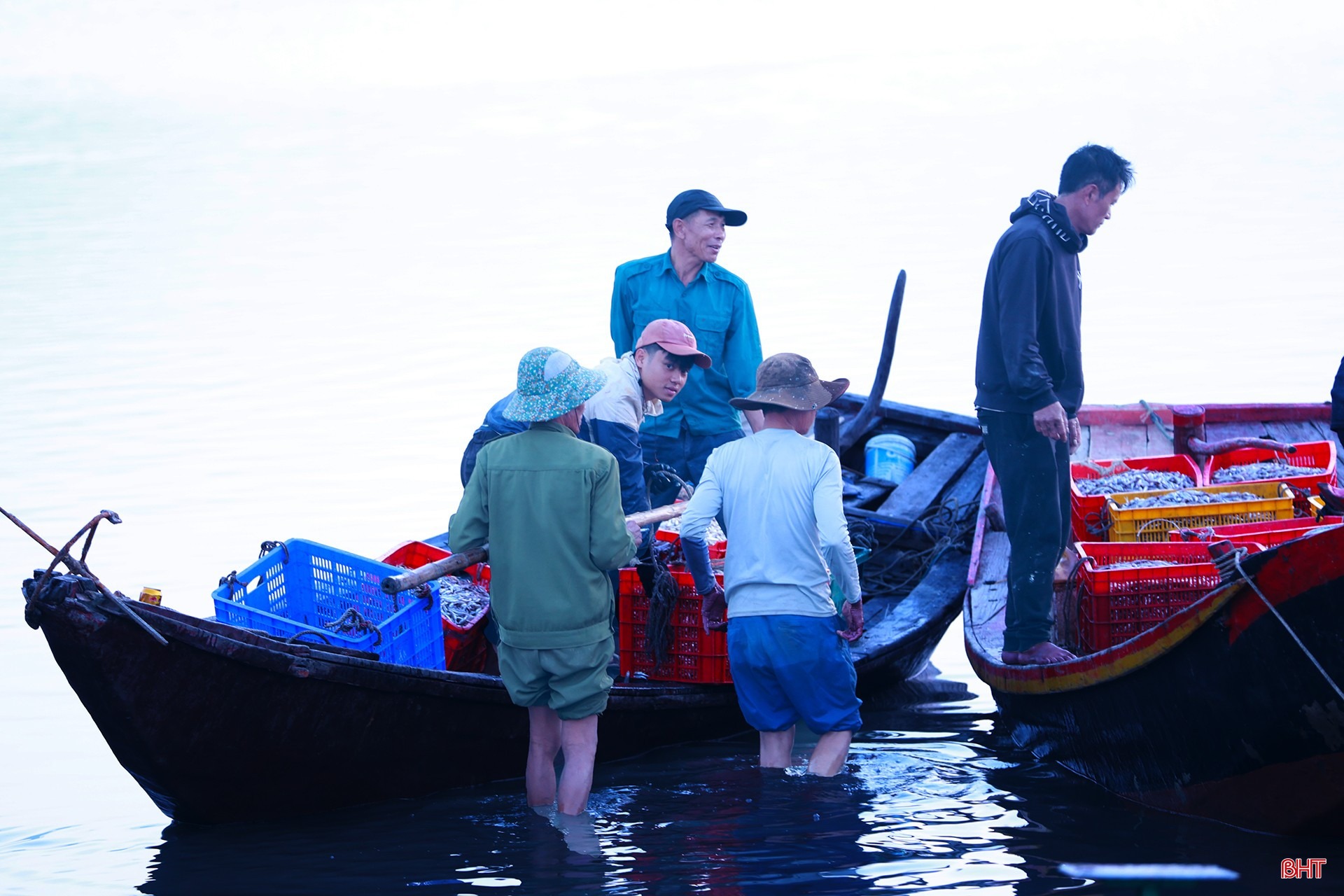 Không khí nhộn nhịp tại bến cá những ngày đầu xuân không chỉ phản ánh niềm vui “được mùa, được giá” mà còn cho thấy kỳ vọng về một năm biển thuận lợi, tạo đà cho sản xuất và chế biến hải sản phía Nam Hà Tĩnh.