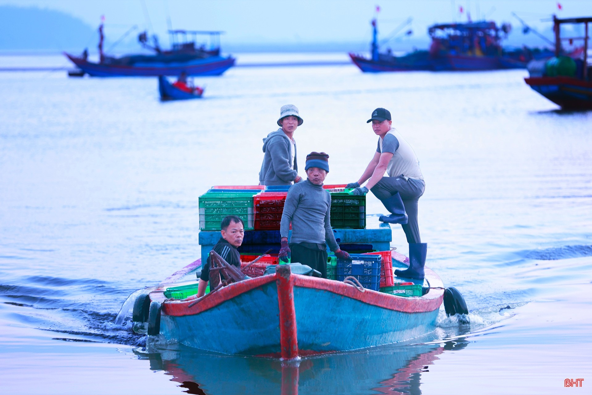 Từ sáng tới chiều, trên bến thuyền phường Hải Ninh luôn tấp nập tàu thuyền cập cảng. Vì luồng lạch bị bồi lắng, các tàu công suất lớn khó di chuyển sát bờ nên những chiếc thuyền khoảng 12CV được tận dụng làm phương tiện trung chuyển cá cơm vào bờ để giữ độ tươi ngon.